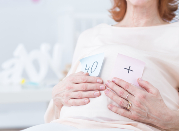 Έγκυος με εξωσωματική γονιμοποίηση μετά τα 40